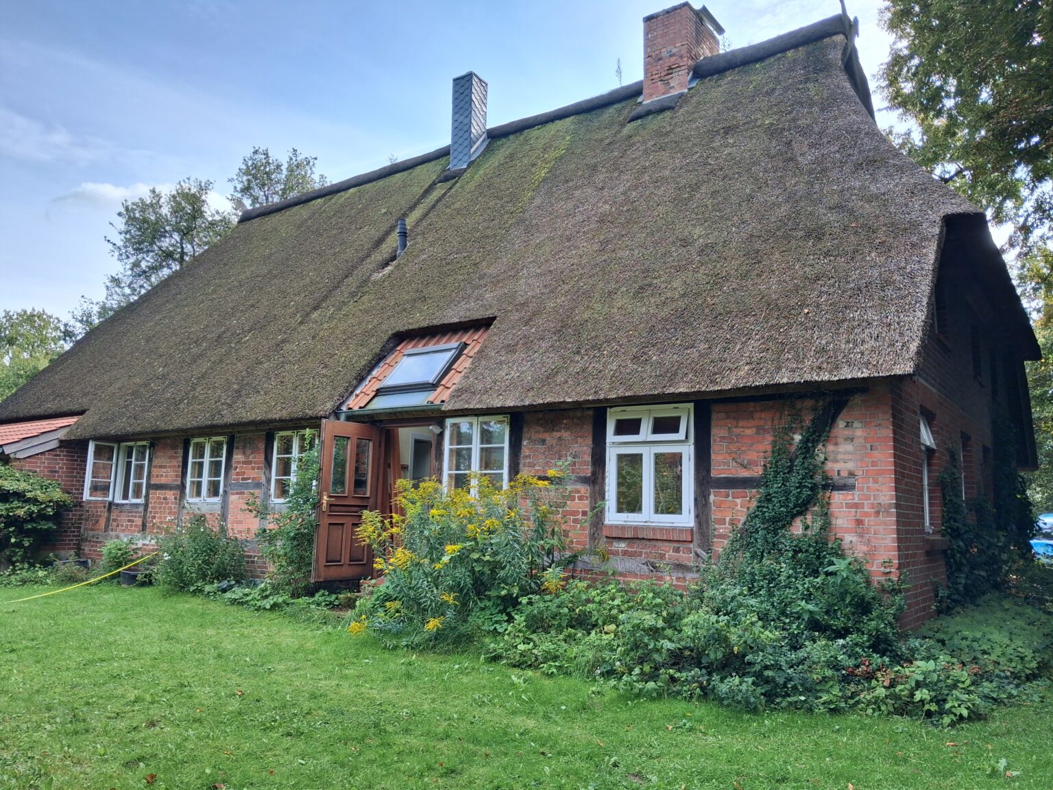 Das reetdachgedeckte Bauernhaus, in dem sich die Praxis befindet